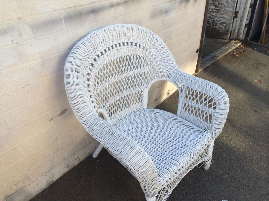 White Wicker Chair   35 Dhs4 