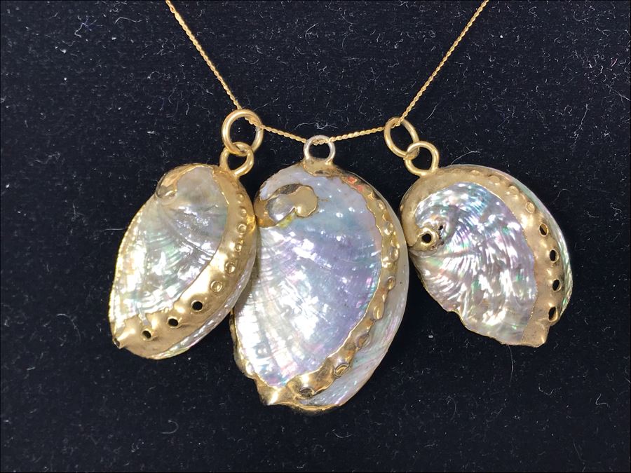 14K Gold Chain Necklace With Three Shell Pendants 4.4g [Photo 3]