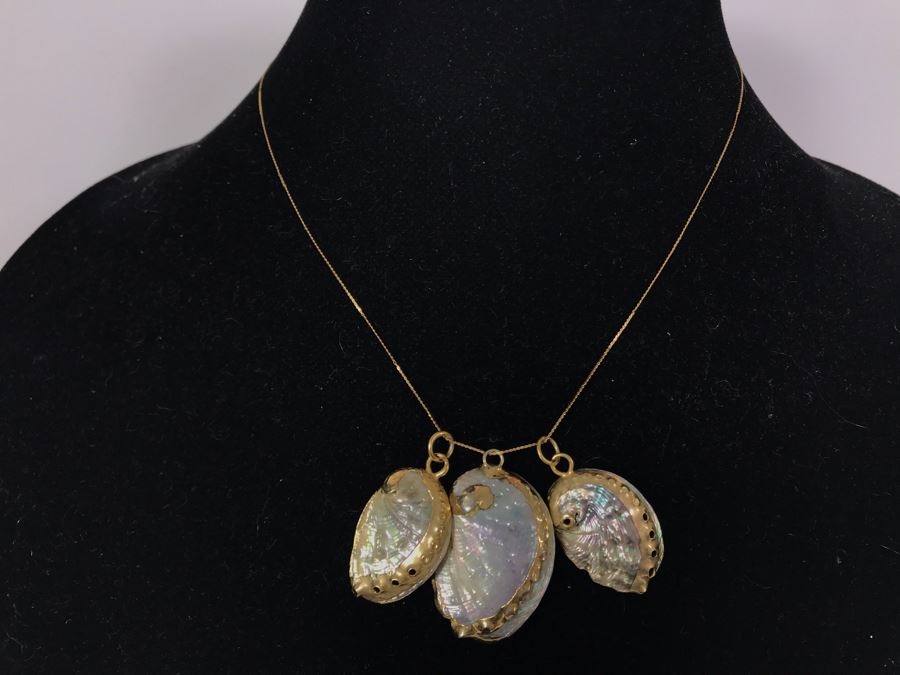 14K Gold Chain Necklace With Three Shell Pendants 4.4g [Photo 2]