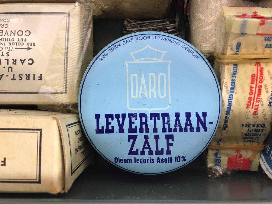 Vintage 1943 WWII Era Metal First Aid Kit Intact Appears Never Used [Photo 8]