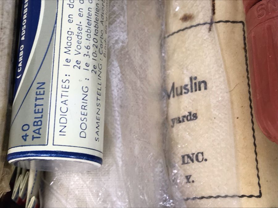 Vintage 1943 WWII Era Metal First Aid Kit Intact Appears Never Used [Photo 12]