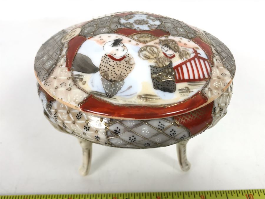 Vintage Signed Japanese Porcelain Kutani Handpainted Footed Lidded Box 4R X 4H [Photo 1]