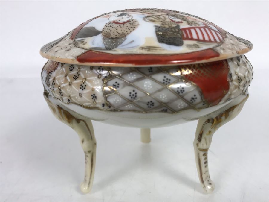 Vintage Signed Japanese Porcelain Kutani Handpainted Footed Lidded Box 4R X 4H [Photo 3]