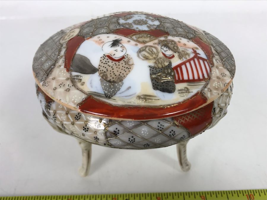 Vintage Signed Japanese Porcelain Kutani Handpainted Footed Lidded Box 4R X 4H [Photo 2]