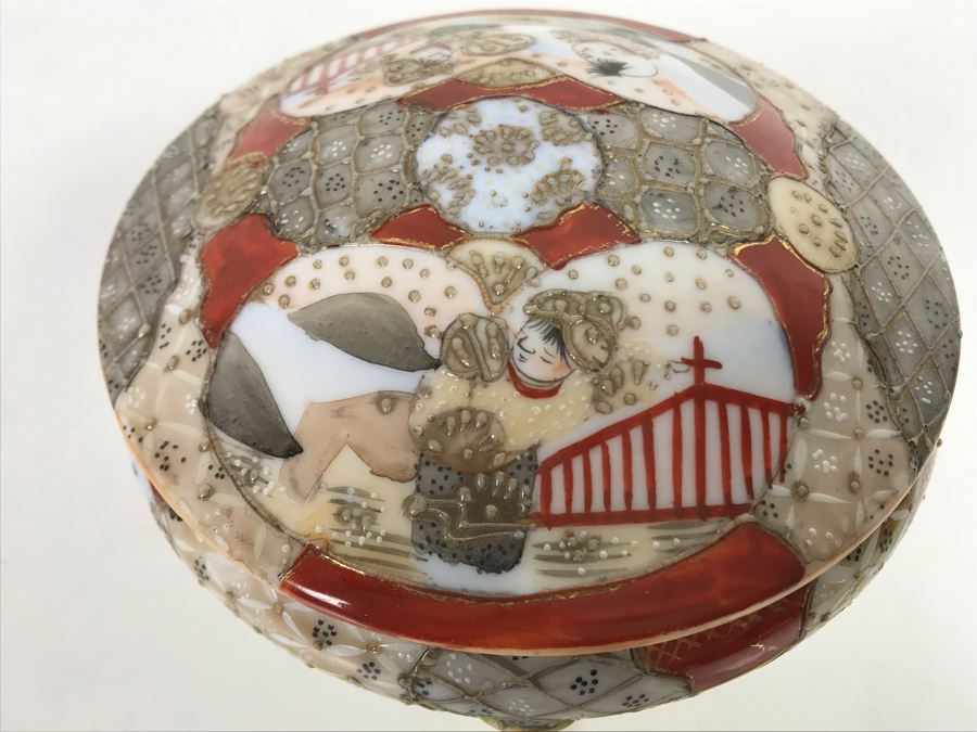 Vintage Signed Japanese Porcelain Kutani Handpainted Footed Lidded Box 4R X 4H [Photo 8]