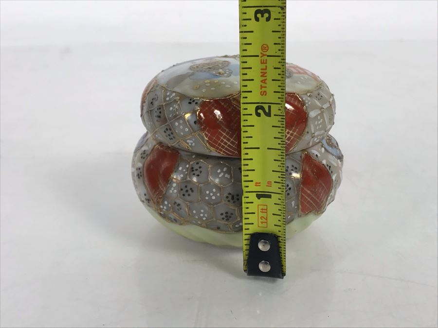 Vintage Signed Japanese Porcelain Kutani Handpainted Lidded Box 2.75R X 2.25H [Photo 13]