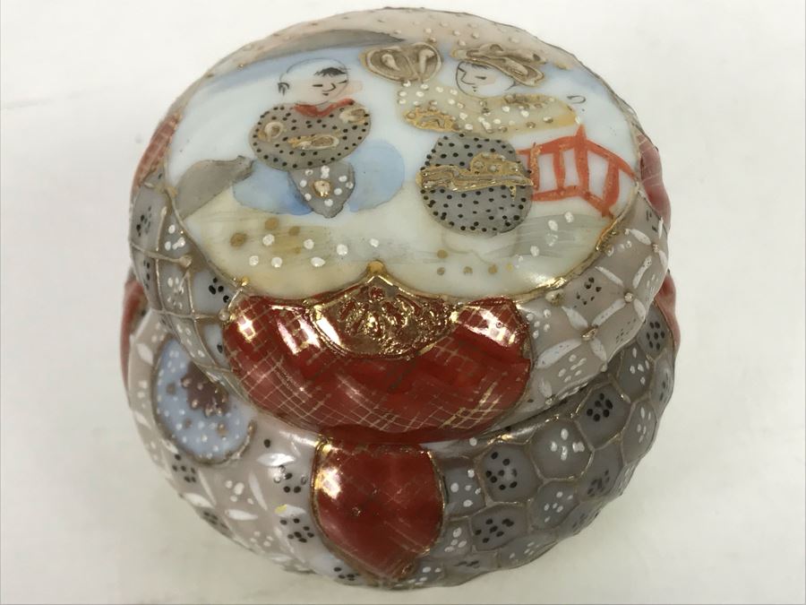 Vintage Signed Japanese Porcelain Kutani Handpainted Lidded Box 2.75R X 2.25H [Photo 1]