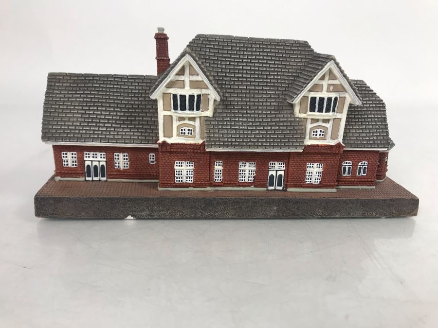The Danbury Mint The Flagstaff Railroad Station Figurine Model [Photo 4]