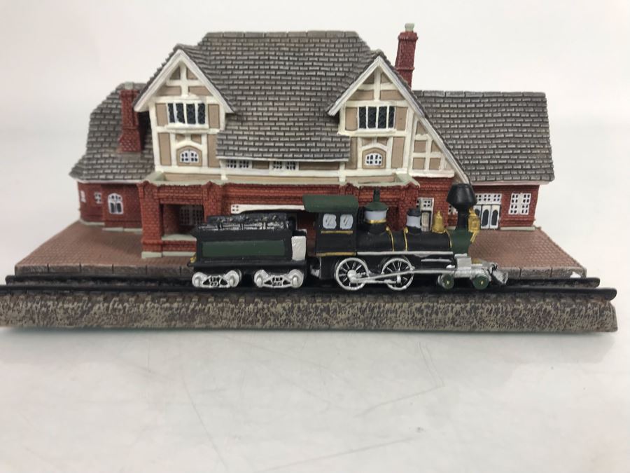 The Danbury Mint The Flagstaff Railroad Station Figurine Model [Photo 1]