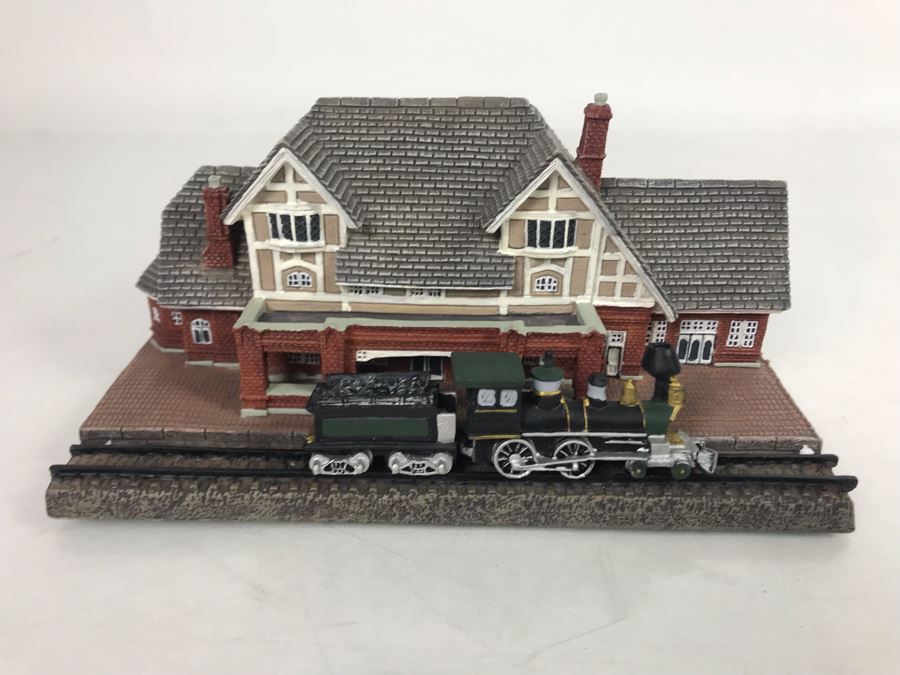 The Danbury Mint The Flagstaff Railroad Station Figurine Model [Photo 2]
