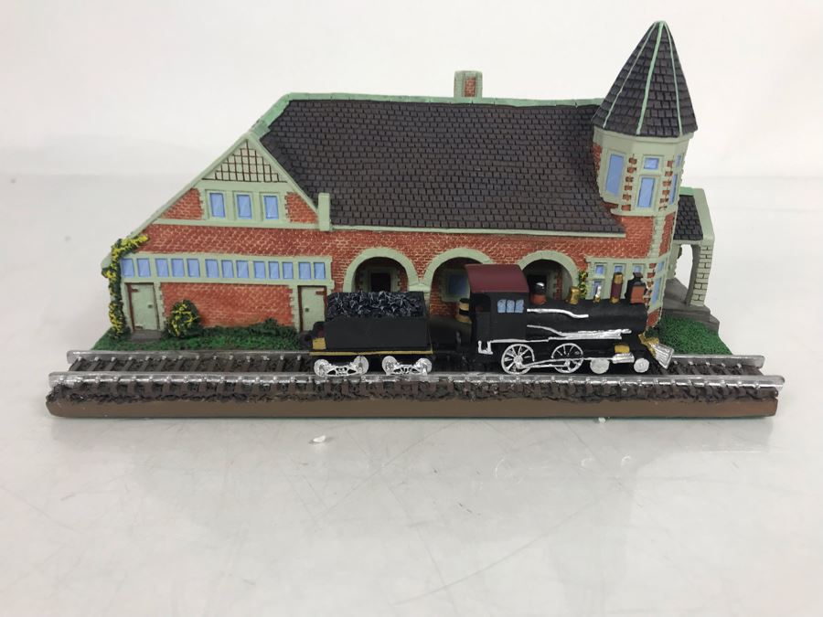 The Danbury Mint The Lockport Railroad Station Figurine Model [Photo 1]