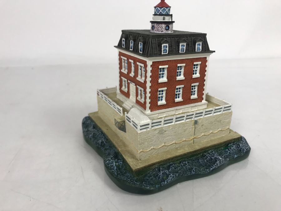 The Danbury Mint New London Ledge Lighthouse New London, Connecticut Figurine Model [Photo 1]
