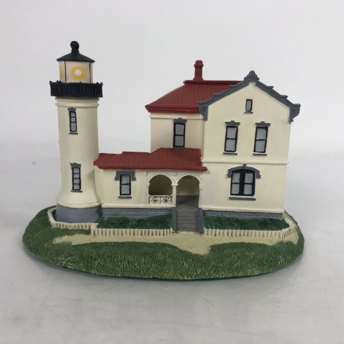 The Danbury Mint Admiralty Head Lighthouse Whidbey Island, Fort Casey State Park, Washington Figurine Model [Photo 1]