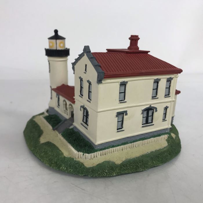 The Danbury Mint Admiralty Head Lighthouse Whidbey Island, Fort Casey State Park, Washington Figurine Model [Photo 3]