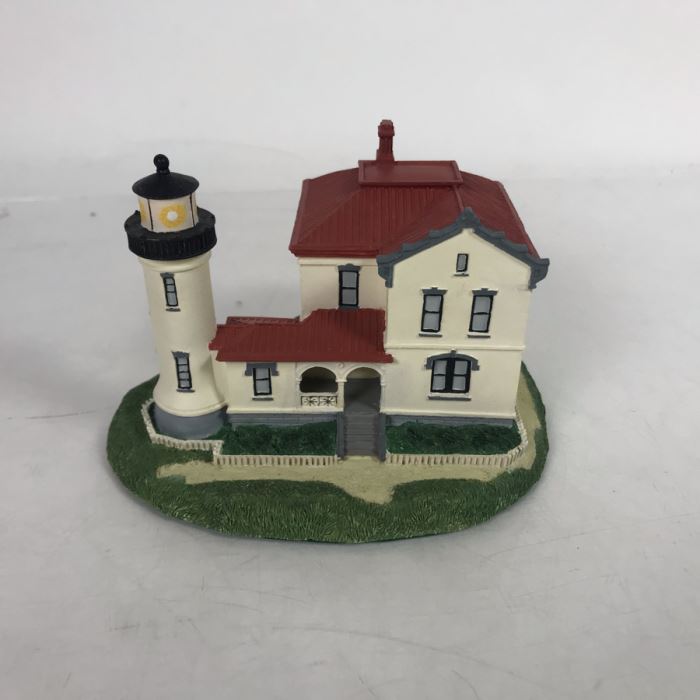 The Danbury Mint Admiralty Head Lighthouse Whidbey Island, Fort Casey State Park, Washington Figurine Model [Photo 2]