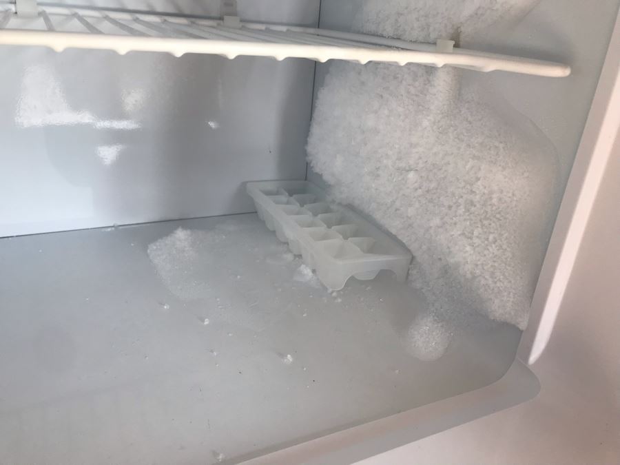 Franklin Chef Mini Free Standing Refrigerator Freezer Model FCD400VW 4.0 Cu. Ft. [Photo 6]