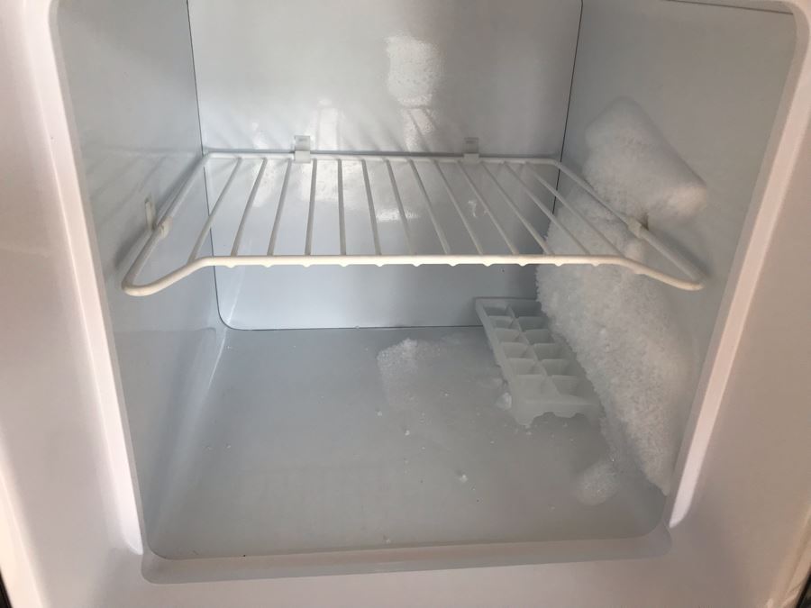 Franklin Chef Mini Free Standing Refrigerator Freezer Model FCD400VW 4.0 Cu. Ft. [Photo 5]