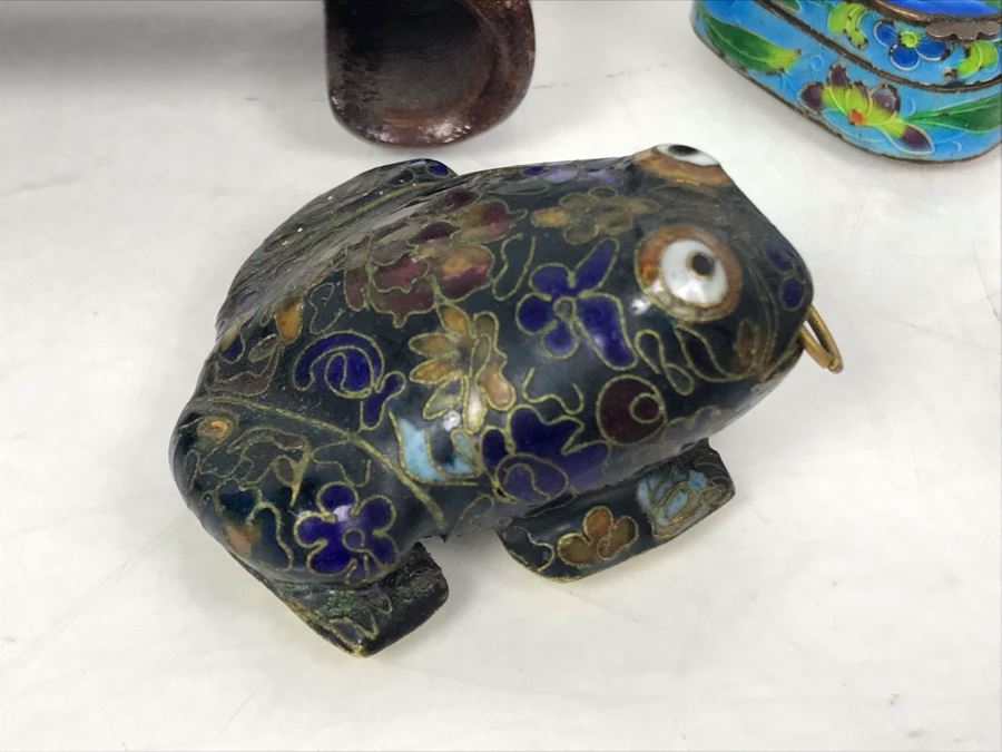 Collection Of Various Chinese And Japanese Cloisonne Figurines And Boxes With Wooden Stand [Photo 4]