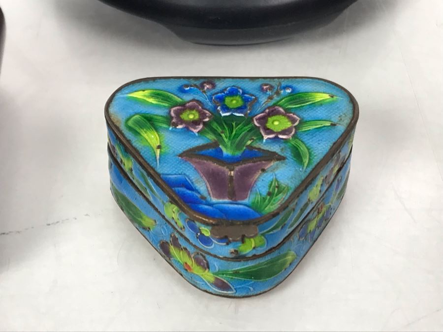 Collection Of Various Chinese And Japanese Cloisonne Figurines And Boxes With Wooden Stand [Photo 12]