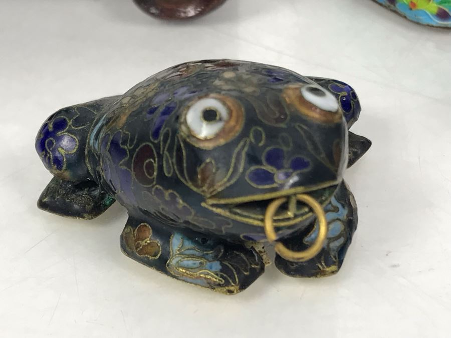 Collection Of Various Chinese And Japanese Cloisonne Figurines And Boxes With Wooden Stand [Photo 5]