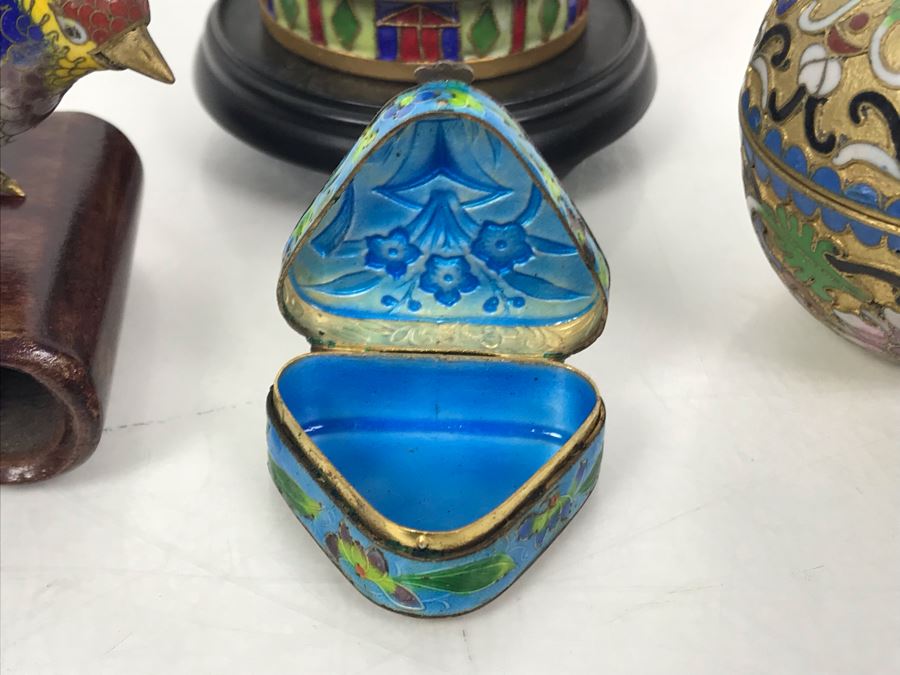 Collection Of Various Chinese And Japanese Cloisonne Figurines And Boxes With Wooden Stand [Photo 13]