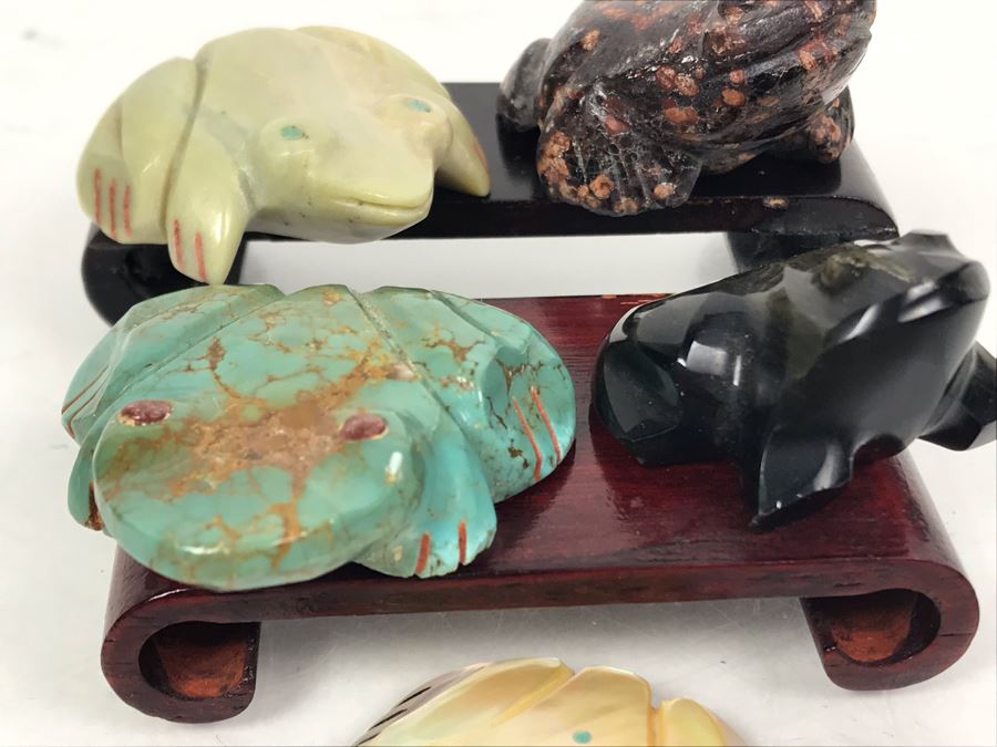 Collection Of (4) Native American Hand Carved Stone Frogs Fetishes, (1) Mother Of Pearl Carved Frog And (2) Wooden Stands [Photo 5]