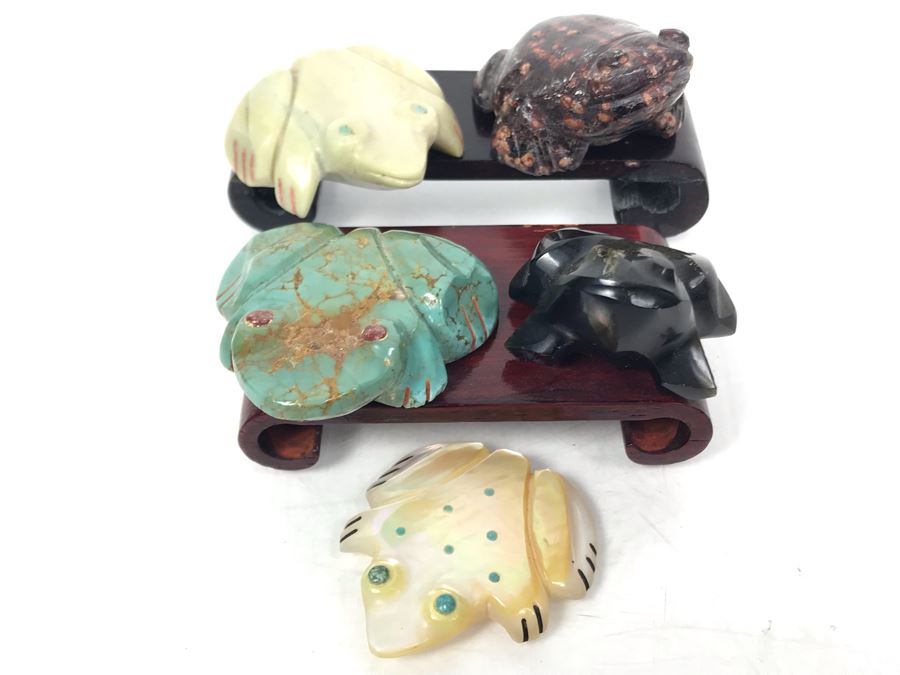 Collection Of (4) Native American Hand Carved Stone Frogs Fetishes, (1) Mother Of Pearl Carved Frog And (2) Wooden Stands [Photo 4]