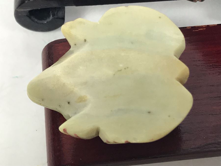 Collection Of (4) Native American Hand Carved Stone Frogs Fetishes, (1) Mother Of Pearl Carved Frog And (2) Wooden Stands [Photo 13]