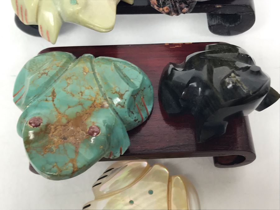 Collection Of (4) Native American Hand Carved Stone Frogs Fetishes, (1) Mother Of Pearl Carved Frog And (2) Wooden Stands [Photo 8]