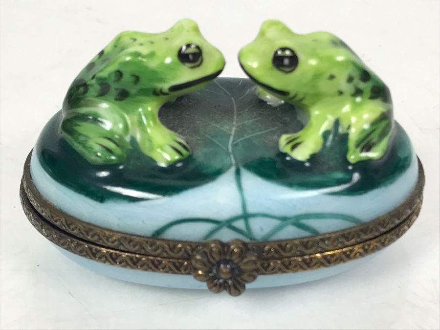Limoges France Peint Main P.V. Porcelain Frog Motif Box 2.5W [Photo 3]
