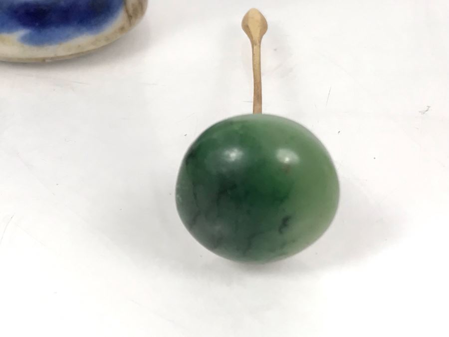 Vintage Chinese Porcelain Snuff Bottle With Jade Top 3H [Photo 7]