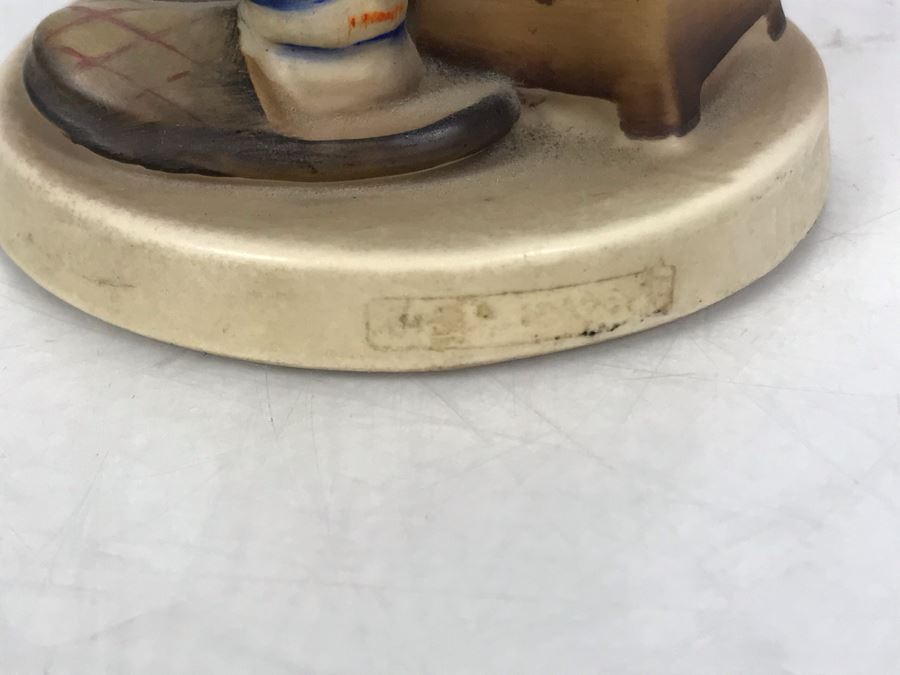 German Hummel Figurine 'Latest News' Boy Reading Paper 184 [Photo 4]