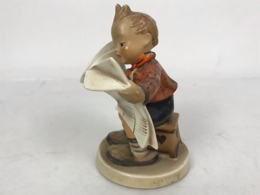 German Hummel Figurine 'Latest News' Boy Reading Paper 184 [Photo 3]