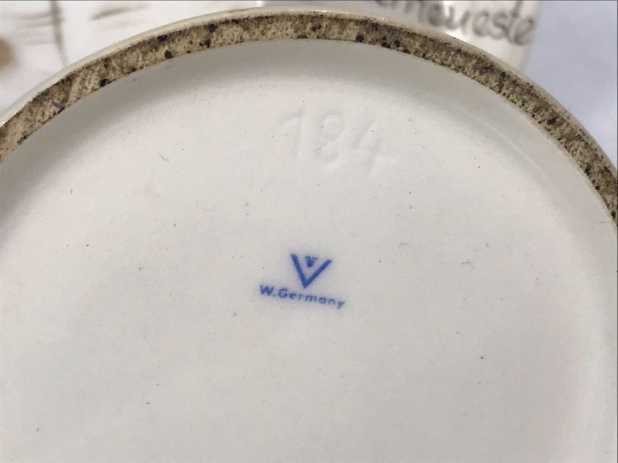 German Hummel Figurine 'Latest News' Boy Reading Paper 184 [Photo 9]