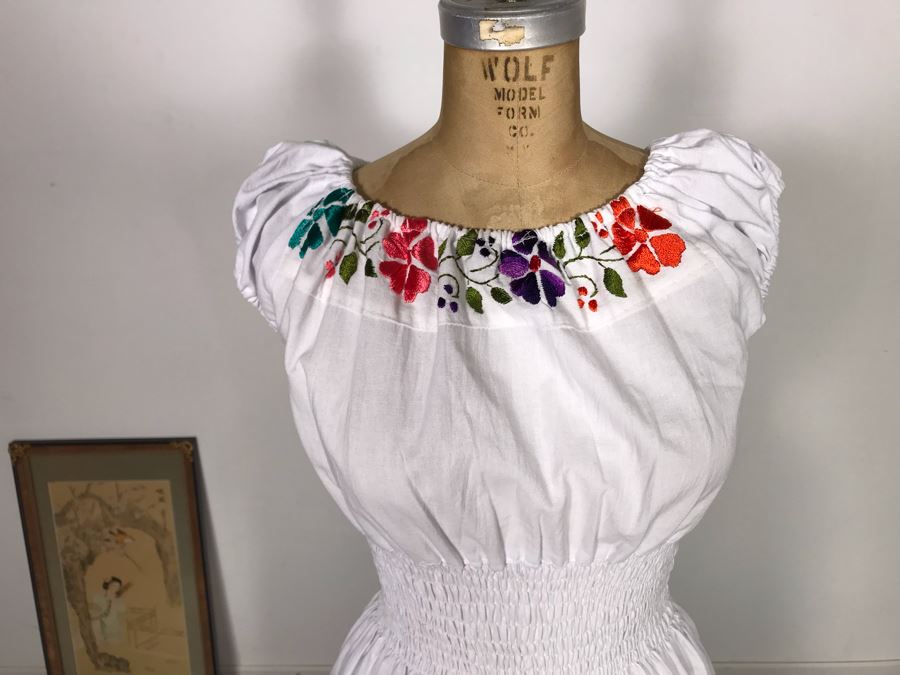 Vintage White Embroidered Dress [Photo 3]