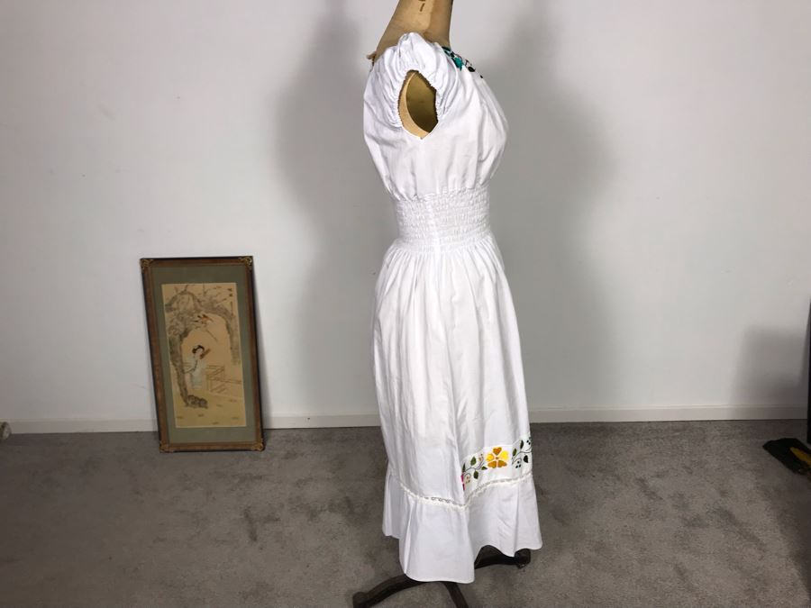 Vintage White Embroidered Dress [Photo 4]