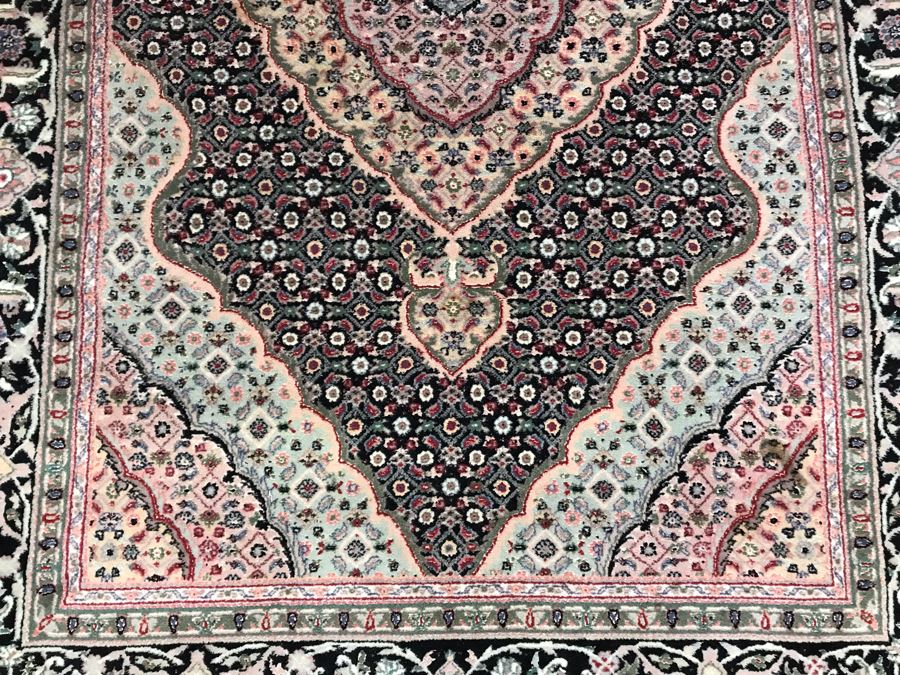 Stunning Finely Knotted Detailed Persian Area Rug (324 Knots Per Square Inch) 46 X 72 (JUST ADDED)