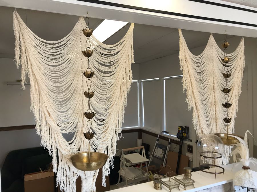 Stylish White Curtain Panels With Curtain Rod And Hardware [Photo 4]