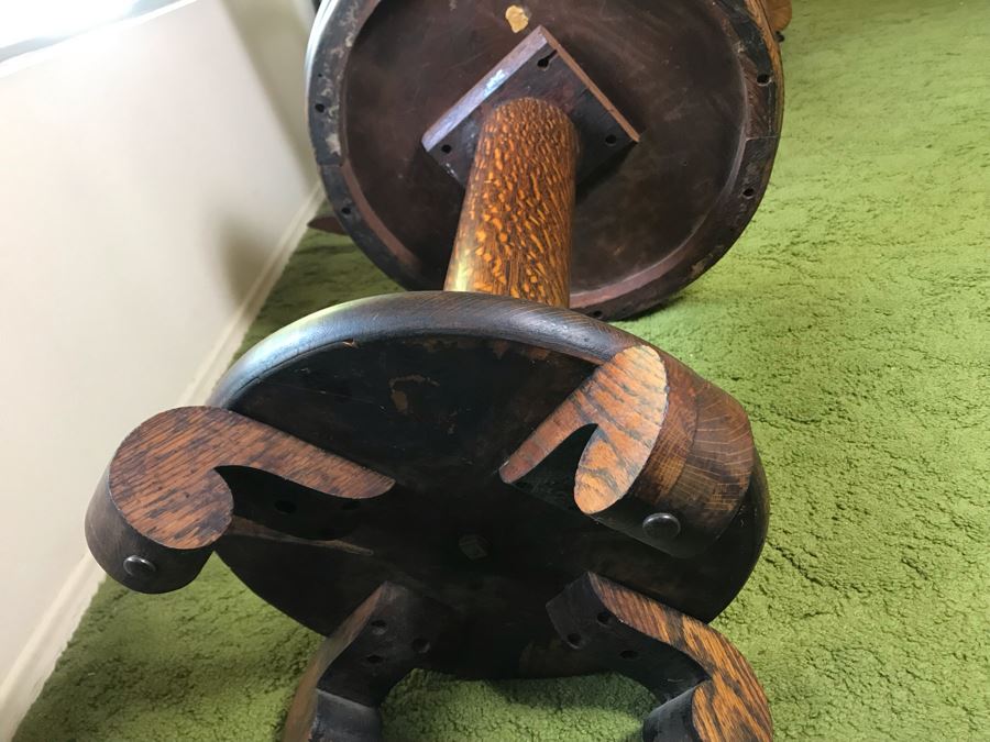 Stunning Antique Tiger Oak Pedestal Table 24R X 29.5H (Some Staining On Top) [Photo 18]