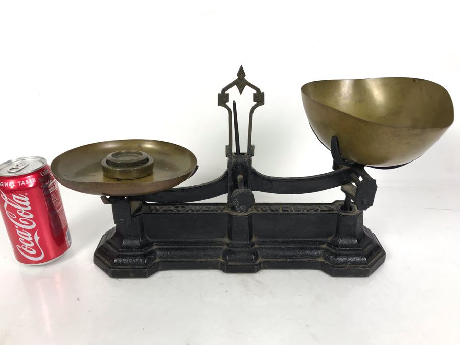 Antique English Cast Iron W & T Avery 4lb Scale With Pair Of English Measuring Weights 14W X 4D X 9H