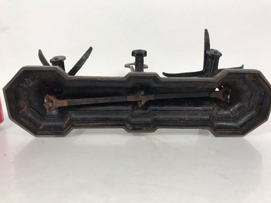 Antique English Cast Iron W & T Avery 4lb Scale With Pair Of English Measuring Weights 14W X 4D X 9H [Photo 22]