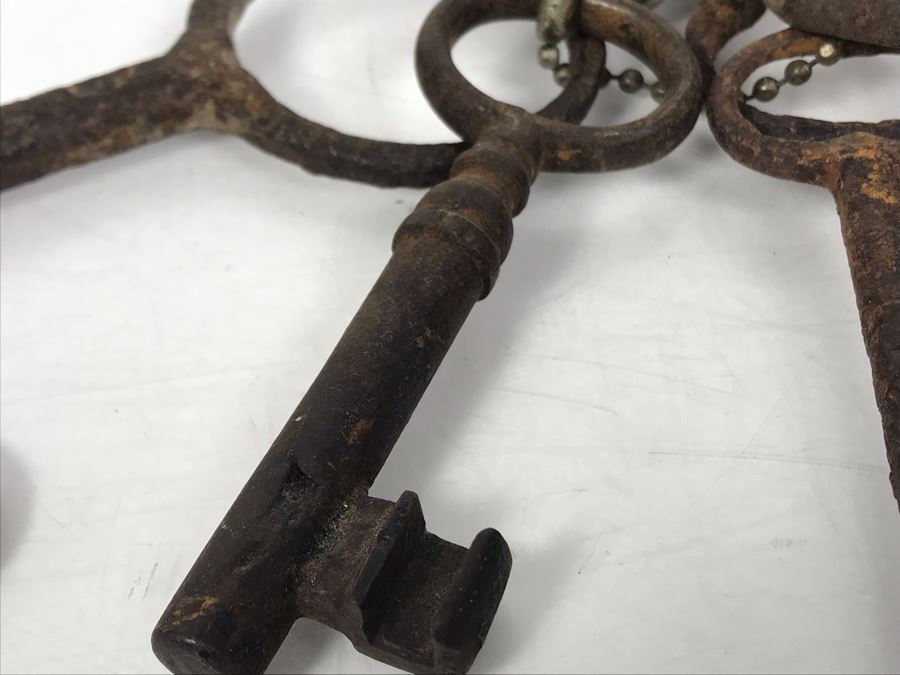 Collection Of Old Keys Including Old Cast Iron Skeleton Keys Treasure Chest Keys [Photo 10]