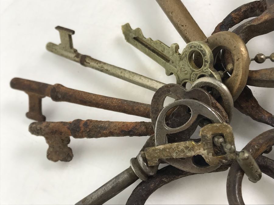 Collection Of Old Keys Including Old Cast Iron Skeleton Keys Treasure Chest Keys [Photo 15]