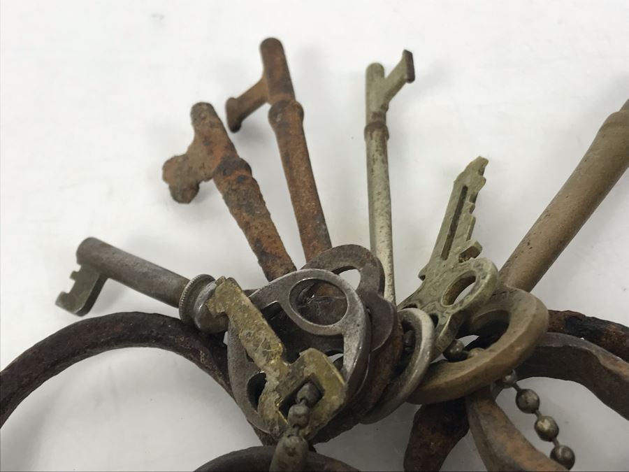 Collection Of Old Keys Including Old Cast Iron Skeleton Keys Treasure Chest Keys [Photo 13]