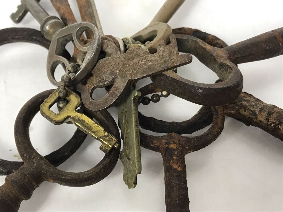 Collection Of Old Keys Including Old Cast Iron Skeleton Keys Treasure Chest Keys [Photo 19]