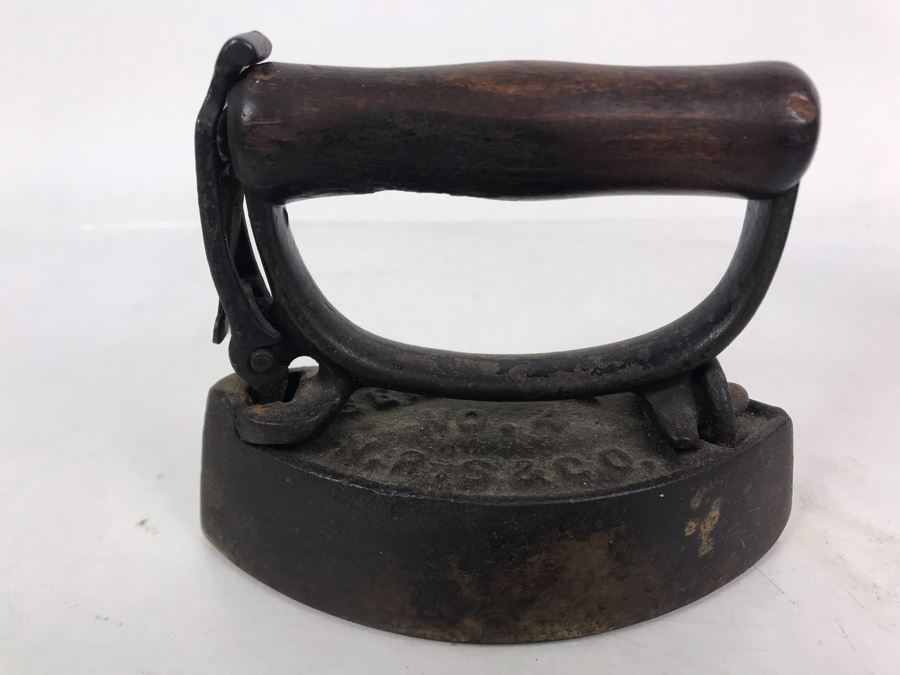 Pair Of Sensible Cast Iron Irons With Sensible Iron Trivet [Photo 9]