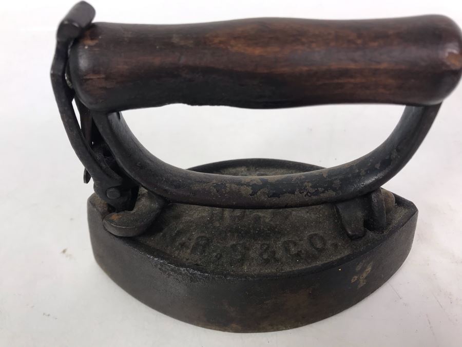 Pair Of Sensible Cast Iron Irons With Sensible Iron Trivet [Photo 10]