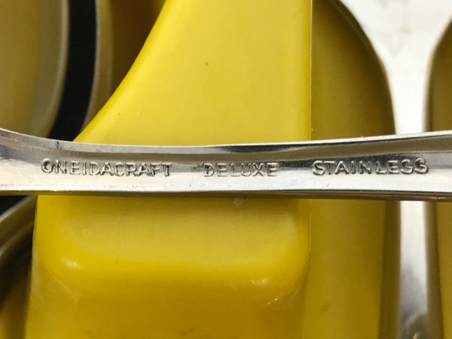Set Of Oneidacraft Deluxe Stainless Steel Flatware With Yellow Storage Container - Just Added [Photo 7]