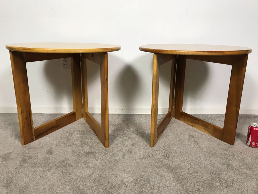 Pair Of Oregon Myrtlewood Folding Side Tables 22.5R X 20.5H [Photo 3]