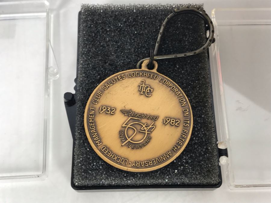 Skunk Works Lockheed SR-71 Model Airplane (Slight Damage To Nose), Skunk Works First Edition Hardcover Book By Ben R. Rich & Leo Janos, (2) Lockheed 50th Anniversay Metal Keychains 1932-1982 [Photo 16]